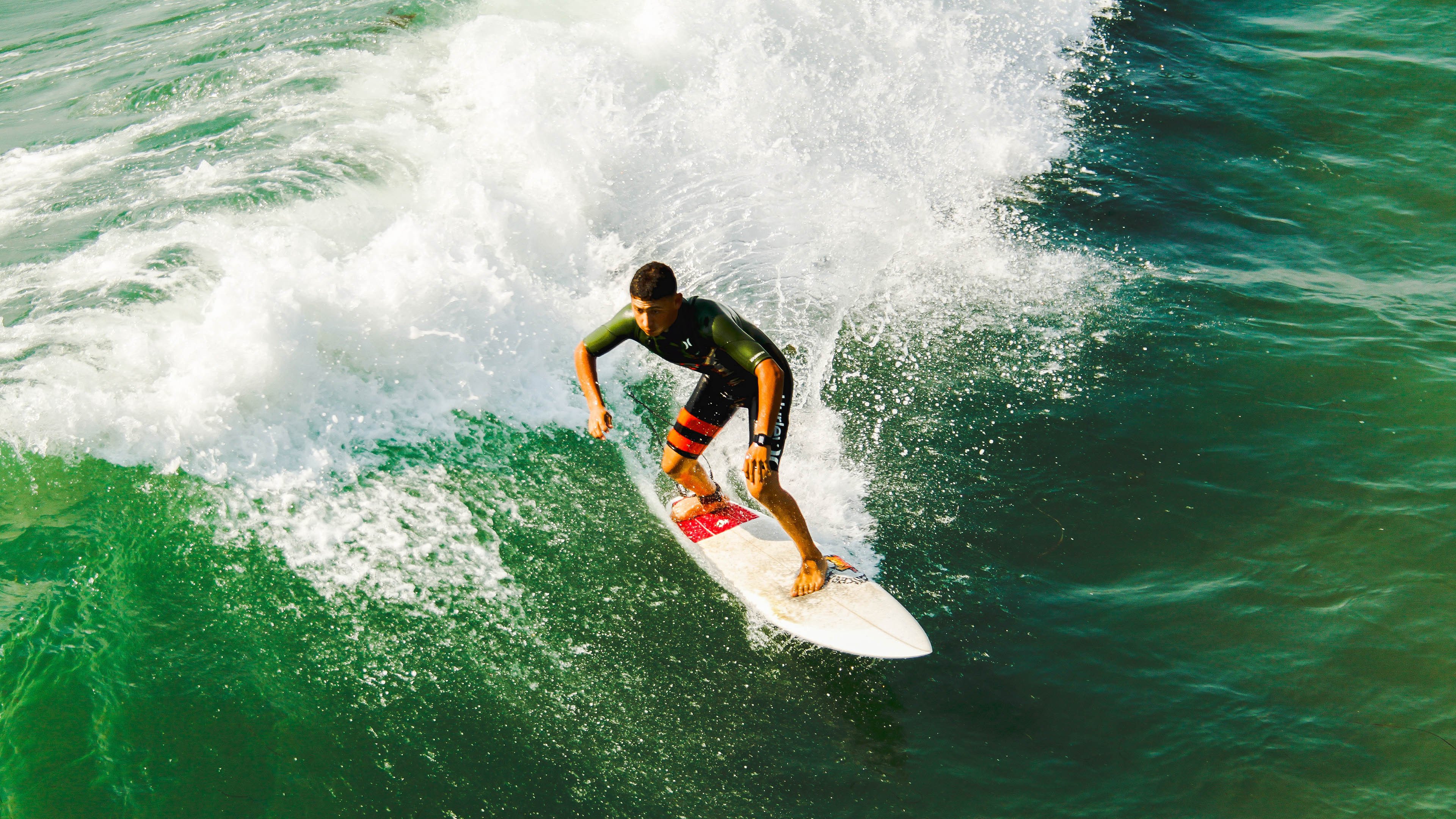 城市夜色水上冒险，灯火阑珊中的水域激情，水上夜景图片